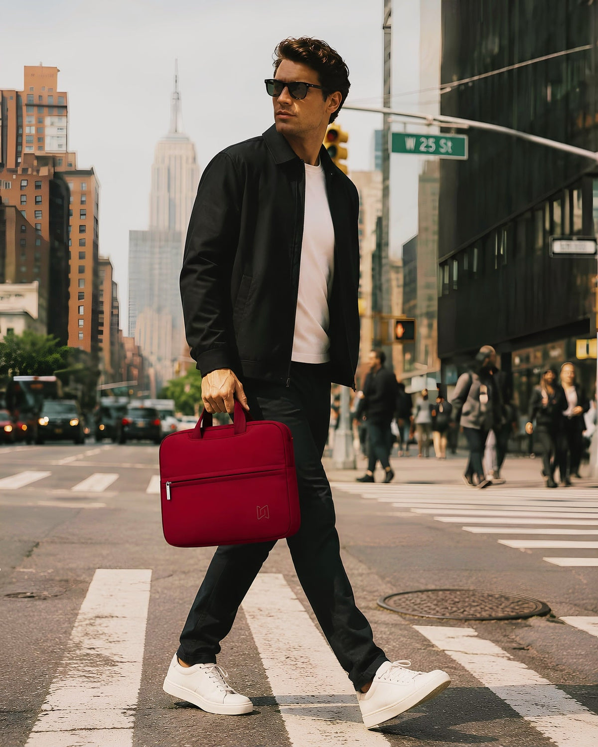 The Studio Portfolio in Burgundy carried on the move #Color_Burgundy