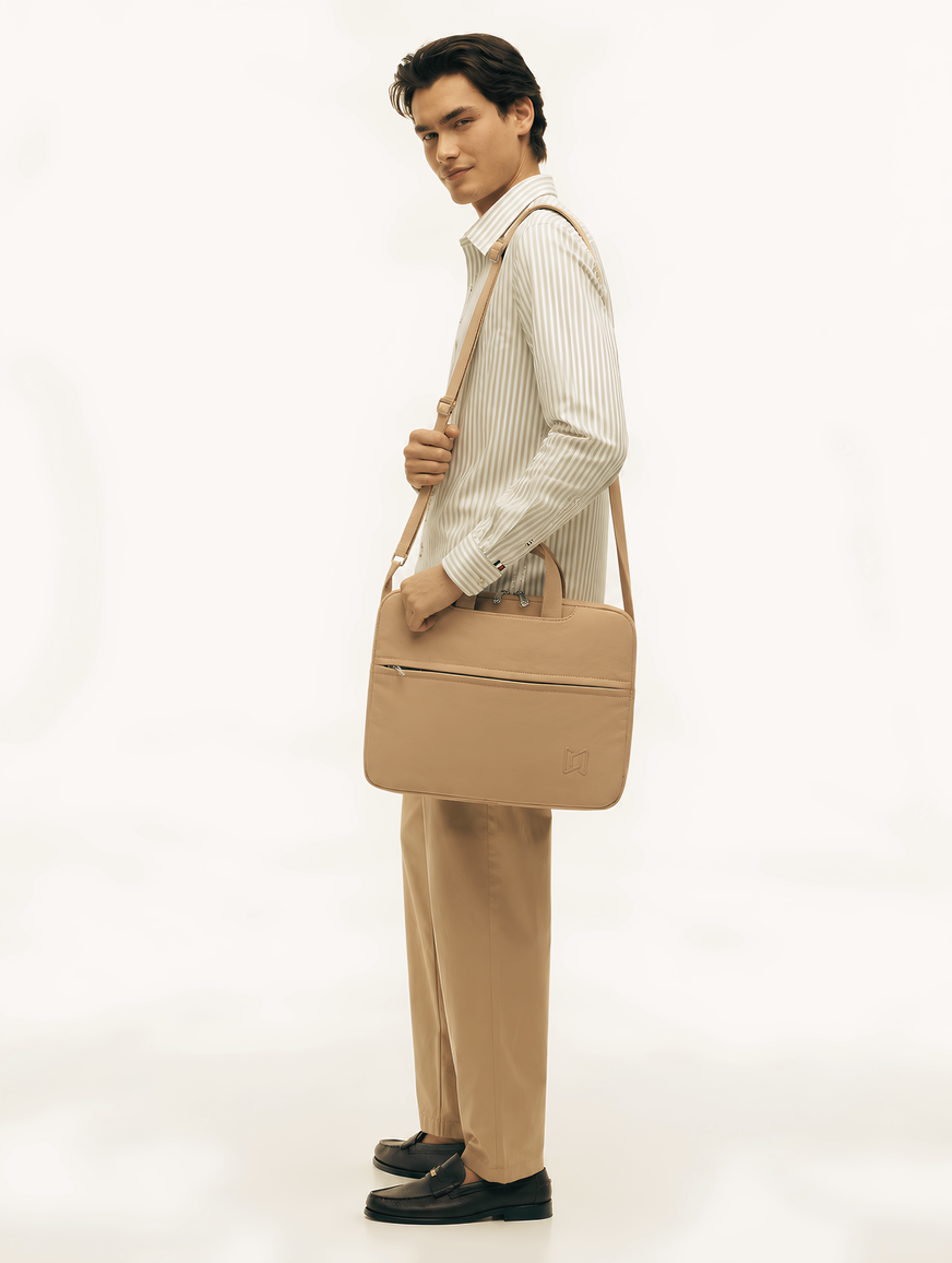 The Studio Portfolio in Light Brown carried on the shoulder #Color_Light Brown