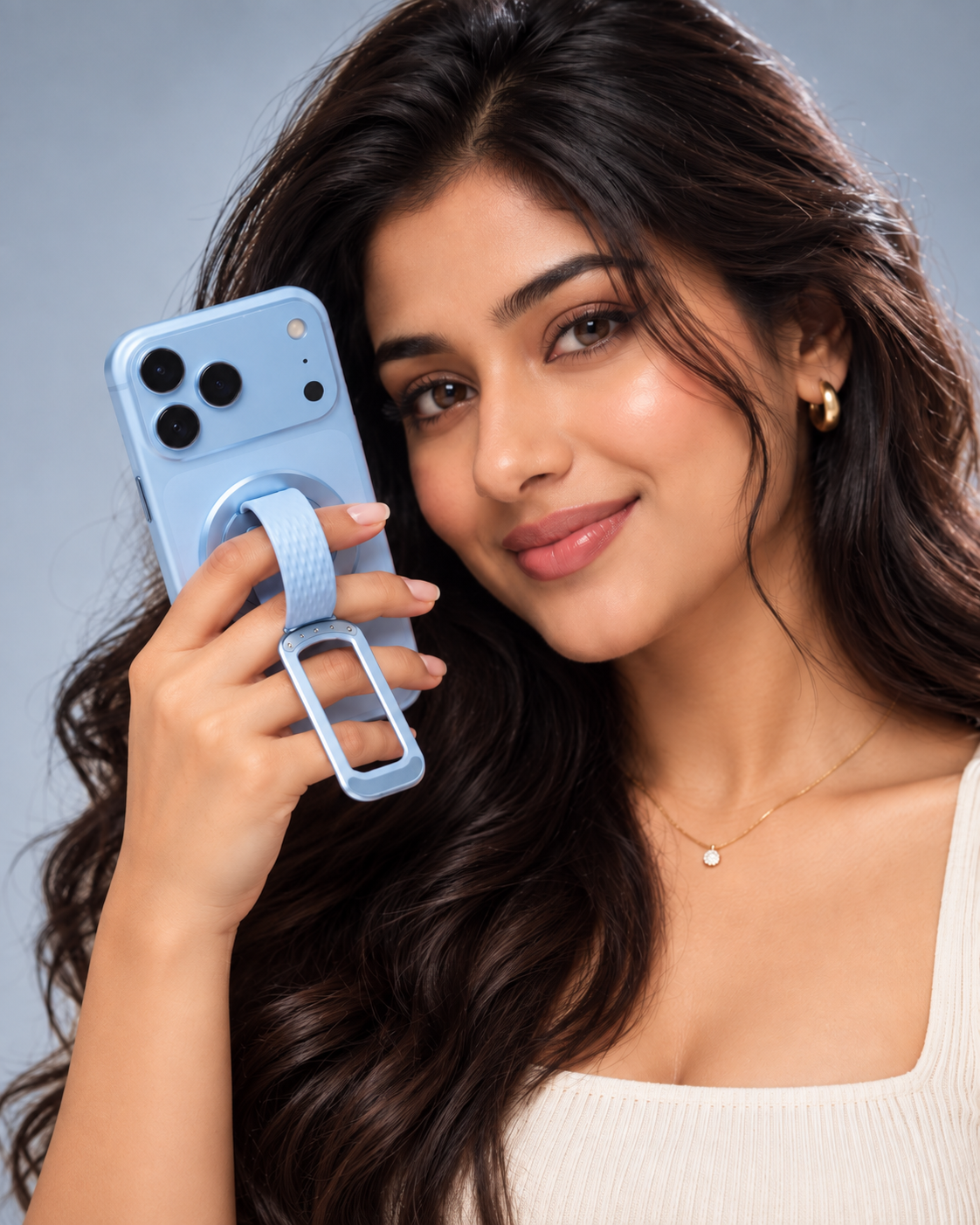 Woman holding an iPhone by the Glacier Blue Loop grip